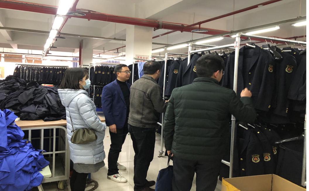 记重庆市纤维质量监测中心负责人王豪一行莅临红冠服饰公司考察调研